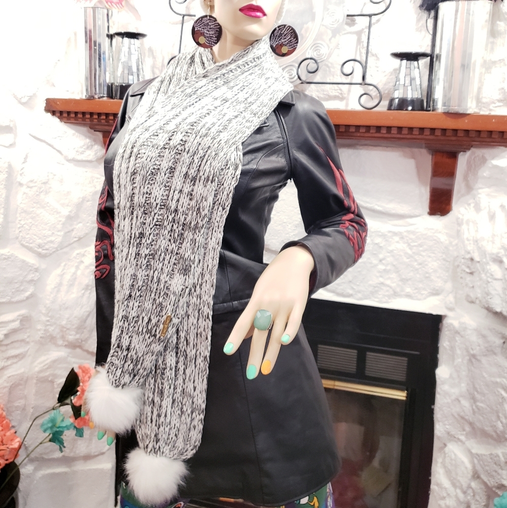 🆕️ NWT BeBe Cable Knit Scarf🧣with Pom Poms☃️ - Picture 4 of 9